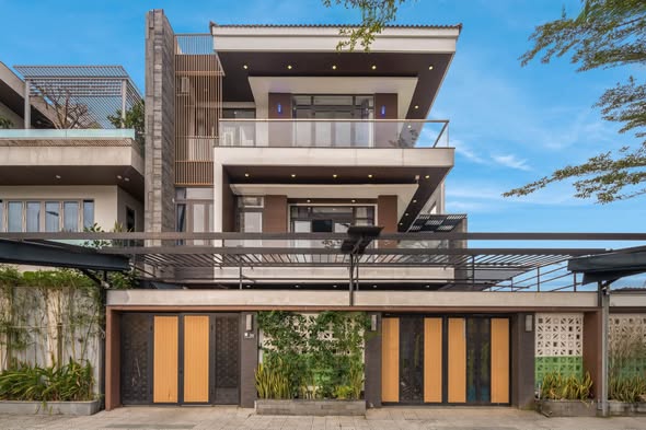 Villa - 6 Bedroom - Nguyen Dinh Hoan Street